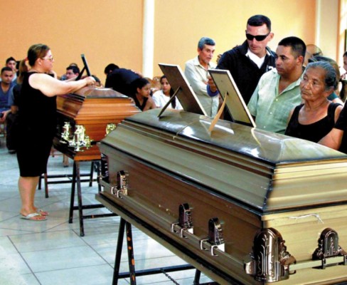 Llanto y dolor en vela de víctimas de fatal vuelo al occidente de Honduras