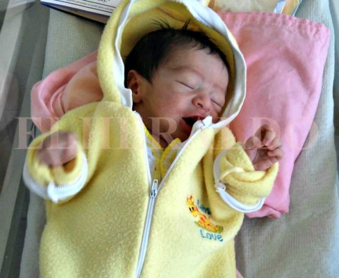 El pequeño Enmanuel en casa y con su familia