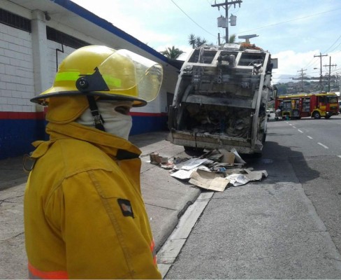 Camión de basura, a punto de agarrar fuego