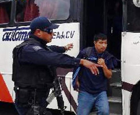 Rescatan a unos 80 indocumentados