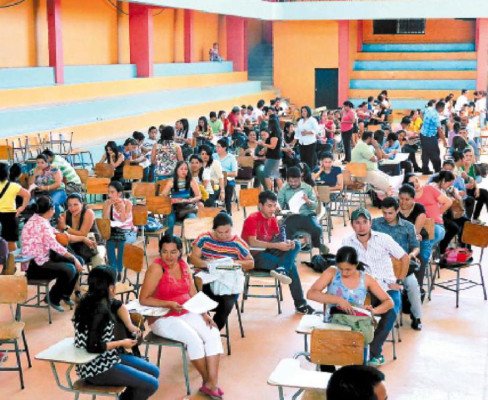 Marlon Escoto supervisa concurso de docentes