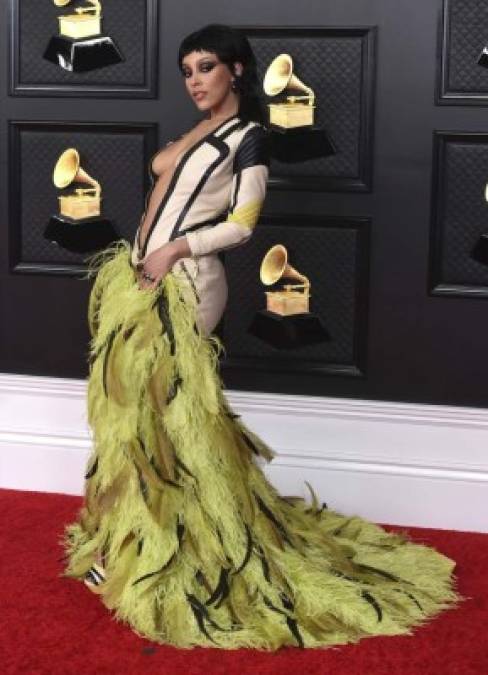 Flores, plumas y esqueletos: los peor vestidos de los Grammy 2021