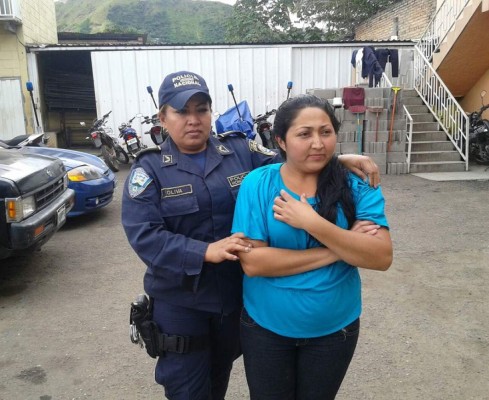 Madre hondureña quema manos a su hijo