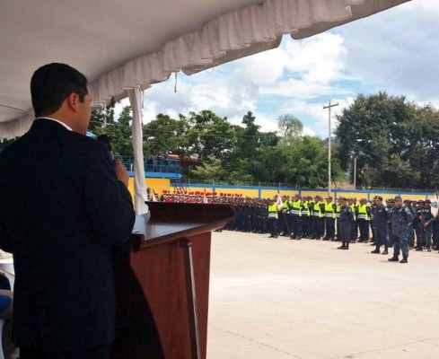 Presidente de Honduras encabeza ceremonia de ascensos policiales