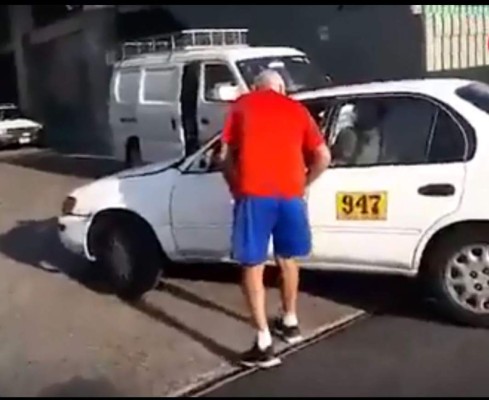 Taxista sorprende a Manuel Keosseián y le regala amuleto&nbsp;&nbsp;