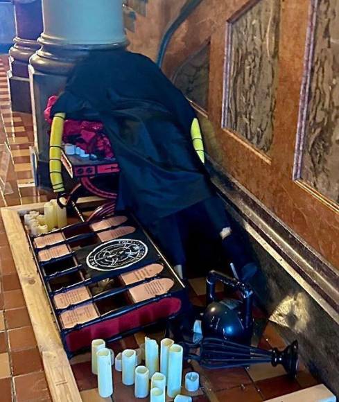 Malvado y repugnante: instalan altar satánico navideño en Capitolio