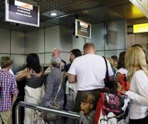 El Cairo no indicó qué había alterado los planes de vuelo. Otras dos compañías, Monarch y British Airways, tienen previsto operar varios vuelos de vuelta desde el Sinaí el viernes.