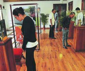 Cada una de las pequeñas piezas es enriquecida con datos históricos que hablan de su procedencia y de cómo ha despertado la fe de los de devotos de la comunidad parroquiana de Ojojona.