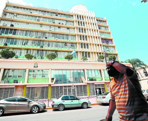 Más empleados públicos se suman a la reapertura de las instituciones