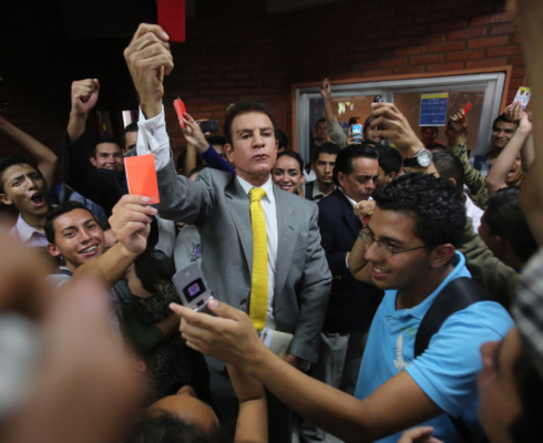 Salvador Nasralla le saca tarjeta roja a Andrés Pavón en foro de la UNAH