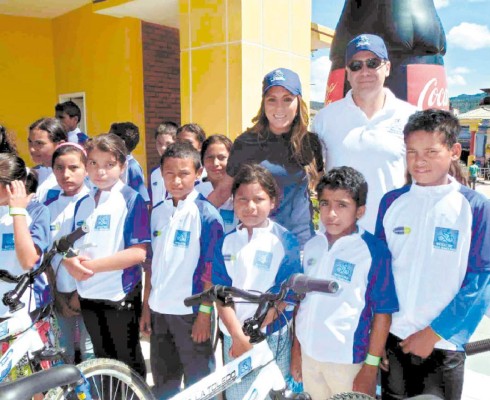 Milton Ramos hizo primera entrega de bicicletas en Honduras