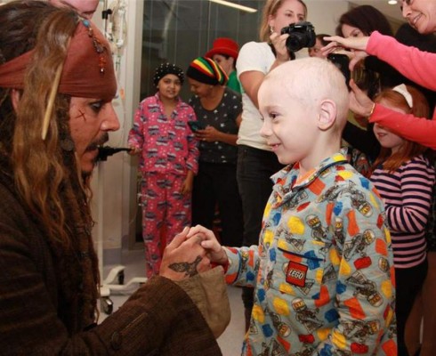 Johnny Depp como 'pirata' visita hospital infantil