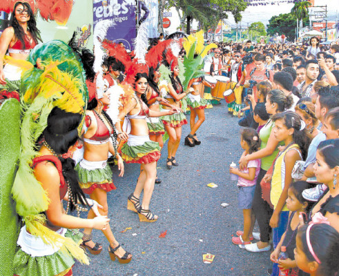 Desbordante alegría y belleza en desfile de carrozas en SPS