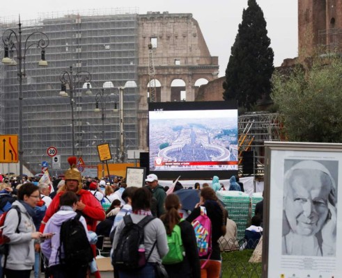 Feligresía católica asiste a la histórica canonización