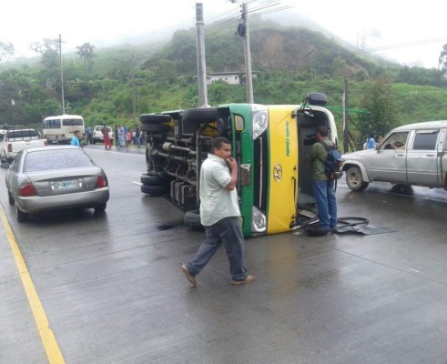Diez lesionados en vuelco de rapidito