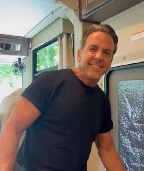 Galanes del espectáculo que siguen seduciendo aún después de pasar los 50 (Fotos)