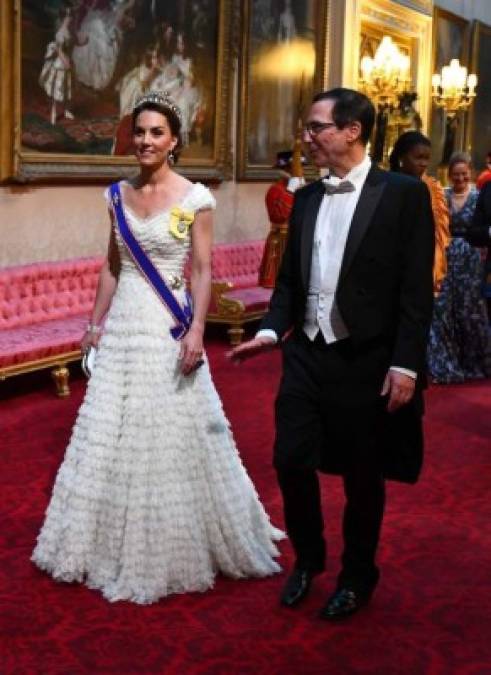 FOTOS: Los mejores looks de Meghan Markle y Kate Middleton que imponen moda en la realeza