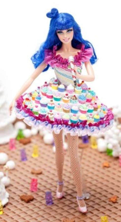 Amy Schumer se convierte en una sensual barbie de talla grande