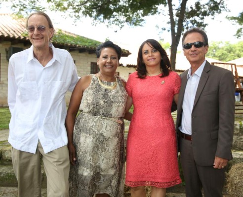 Unen sus vidas en una romántica ceremonia civil