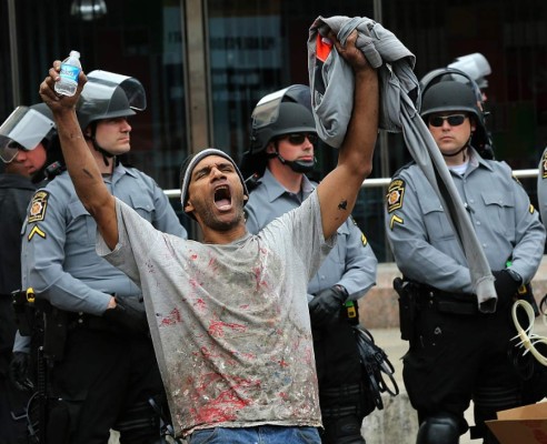 Baltimore celebra anuncio de procesamiento de policías por muerte de Gray