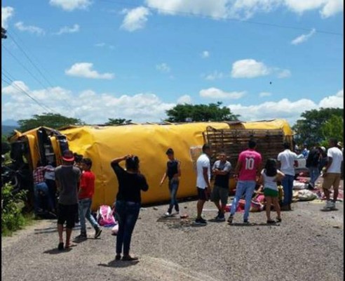 Al menos 25 heridos en accidente de bus en aldea El Guante, Francisco Morazán
