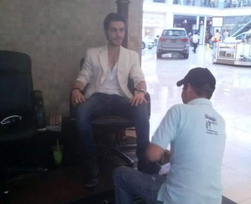 El universitario lustrabotas que trabaja duro para cumplir su sueño emprendedor