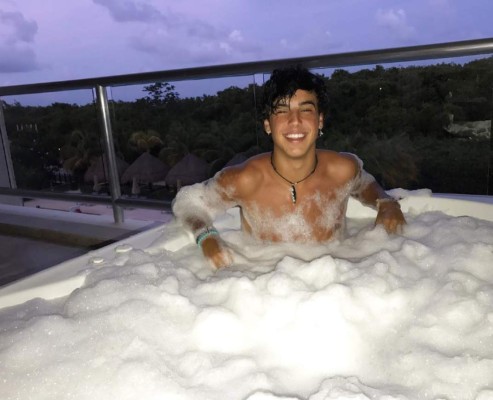 ¡Mario Casas tiene competencia! Su guapo hermano Óscar Casas se roba los suspiros