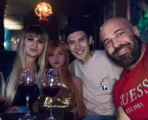 Yuri Tolochko, el hombre que se casó con su muñeca y ahora dice amar a un cenicero