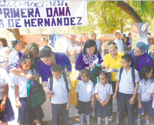 Gobierno entrega útiles en El Corpus