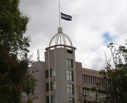 Hondureños seguirán esperando por consulados móviles en Estados Unidos