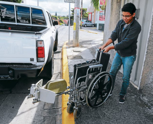 Donan ansiada silla de ruedas a hondureño
