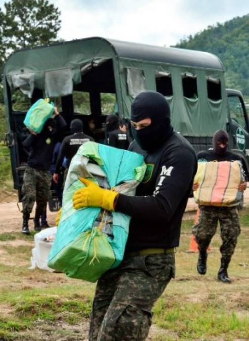 FOTOS: Queman más de 1,200 kilos de cocaína decomisados en La Mosquitia