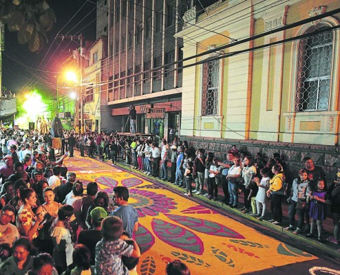 Devotos acompañan el cortejo del Cristo Yacente