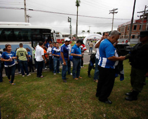 Presencia de afición catracha en el partido de Honduras y Panamá