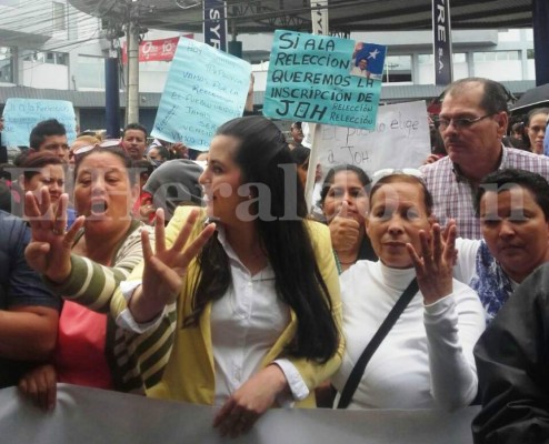 Simpatizantes del Partido Nacional protestan para que TSE inscriba candidatura de Juan Orlando