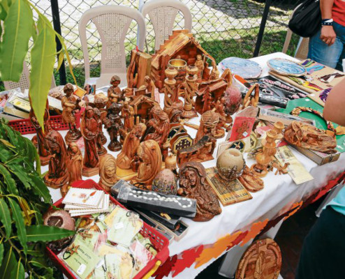 Artesanías en tela vistieron al Redondel de Los Artesanos