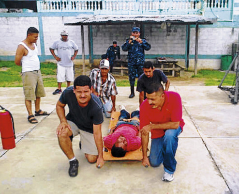 Bomberos forman a privados de libertad del penal de Juticalpa