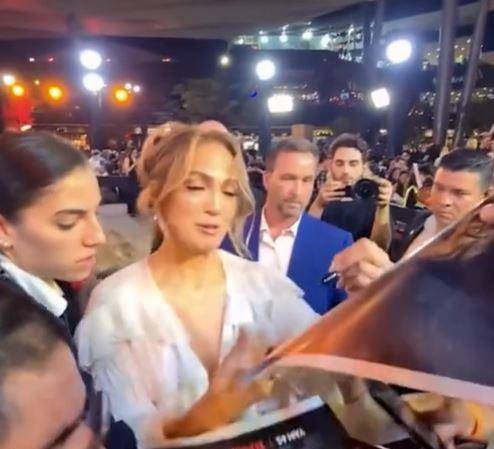 Or Abraham: la bella y “armada” guardaespaldas de JLo