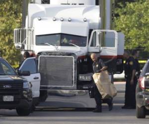 Los emigrantes, de origen centroamericano, viajaban en un camión de redilas en 'condiciones de hacinamiento e insalubres', según un informe de la policía veracruzana al que la AFP tuvo acceso.