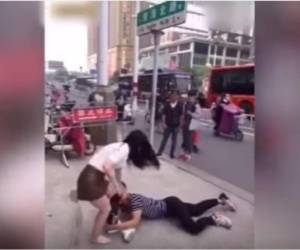 En las imágenes subidas a YouTube, se puede apreciar como el hombre se tira al suelo y le agarra el pie a su chica con la intención de que esta no lo deje.
