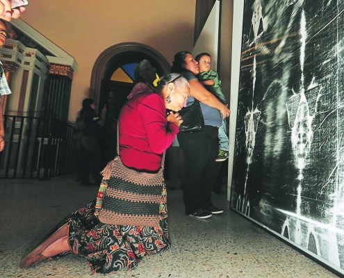 Conmoción y fervor frente al Manto de Turín en Tegucigalpa