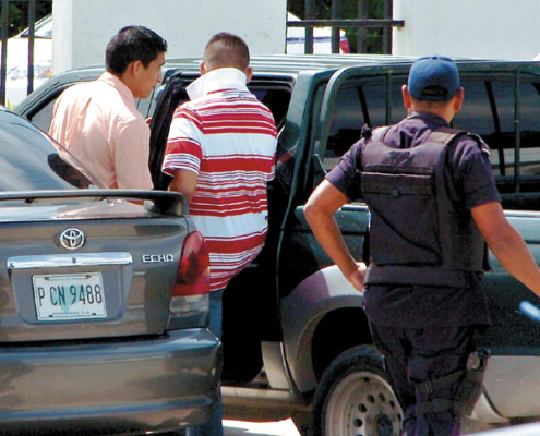 Policía mata a esposa y hiere a amante