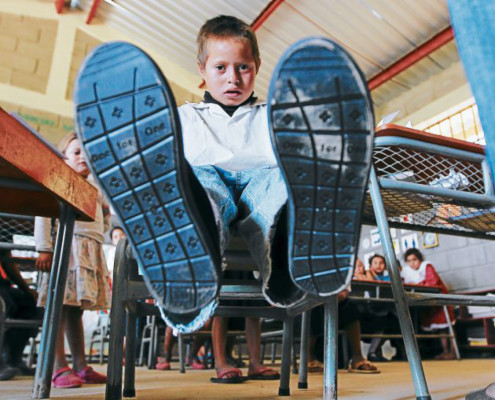 EL HERALDO llevó útiles y zapatos a Nueva Esperanza