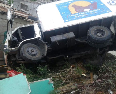 Camión cae sobre una vivienda de Tegucigalpa