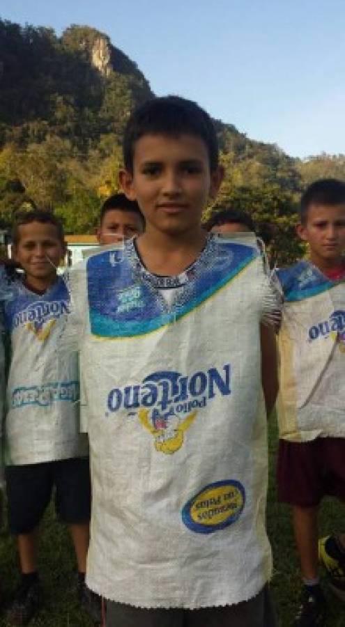 Equipo de niños hondureños viste sacos de mezcal y foto se viraliza