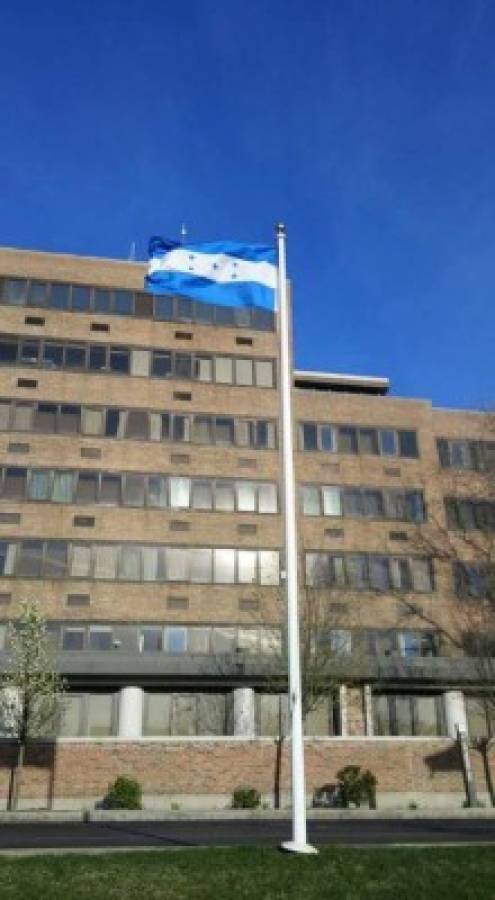 Gloriosa bandera de Honduras flamea en hospital de Estados Unidos