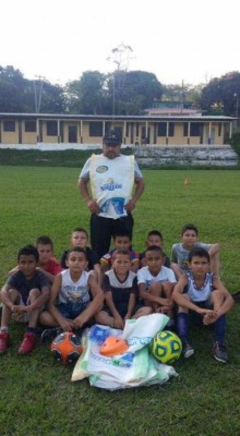 Equipo de niños hondureños viste sacos de mezcal y foto se viraliza