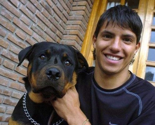 Los futbolistas posan junto a sus mejores amigos