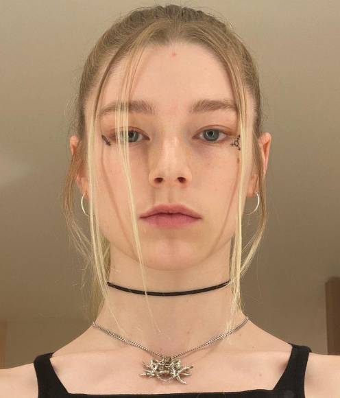 Hunter Schafer, la actriz que causó polémica por su vestido en la fiesta de los Oscars