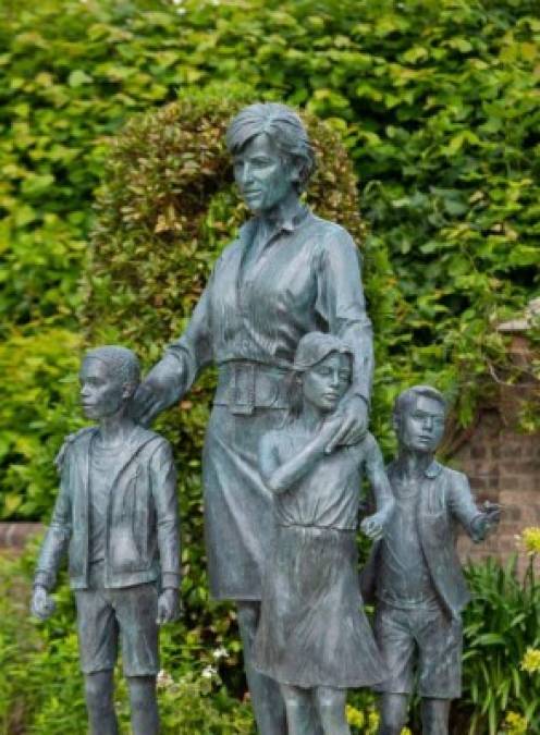 Así es la estatua de Lady Di develada en honor a su 60 aniversario (FOTOS)